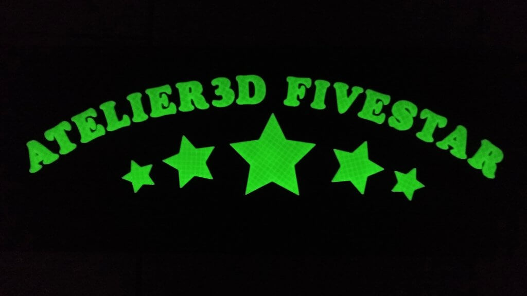 Logo de l'Atelier3D FiveStar imprimé avec un filament phosphorescent