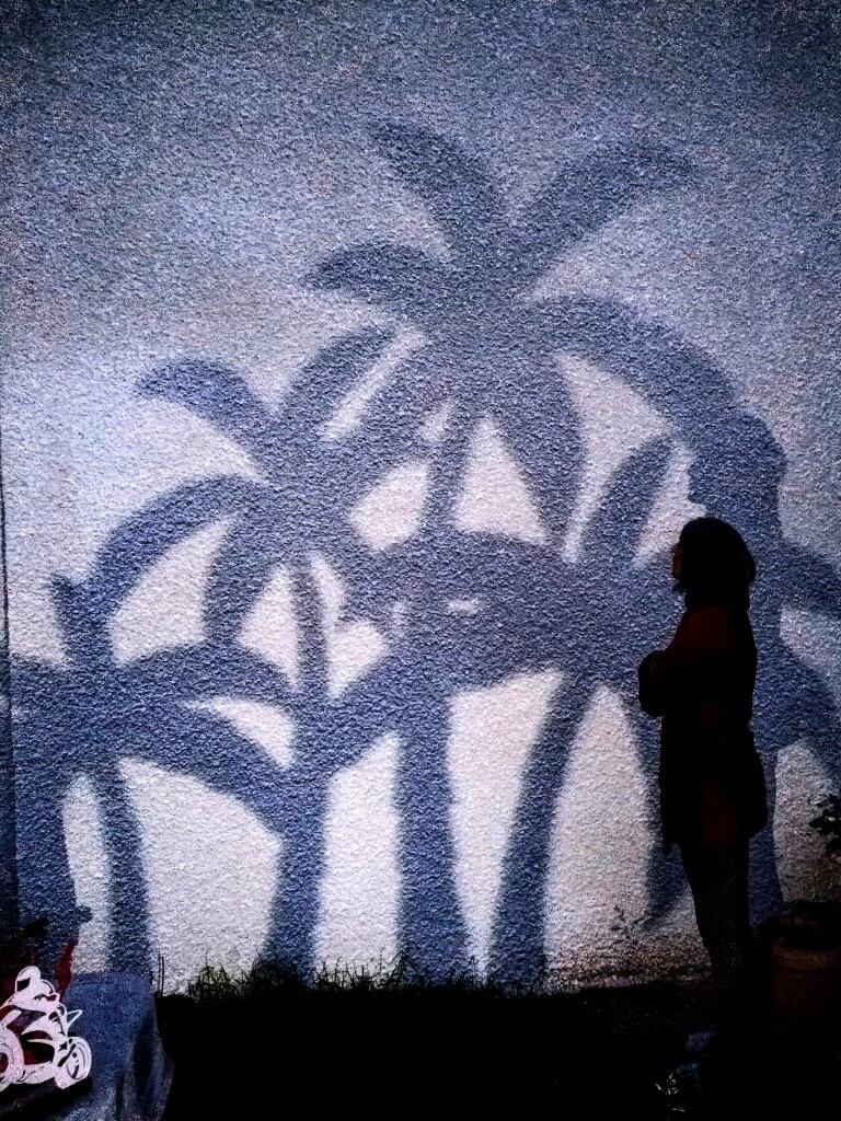 Projection murale de palmiers