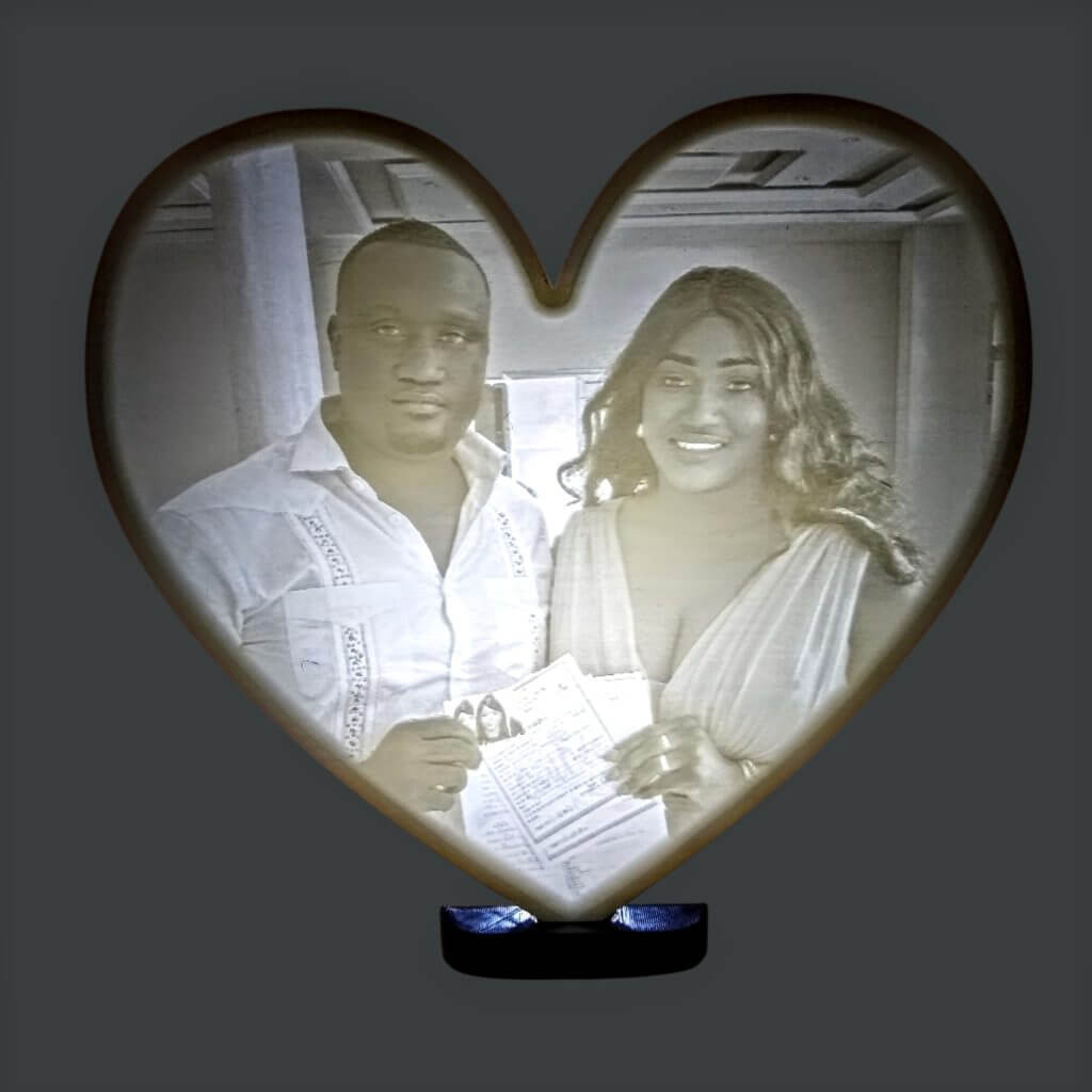 Lampe cœur lithophanie d'un couple de marié