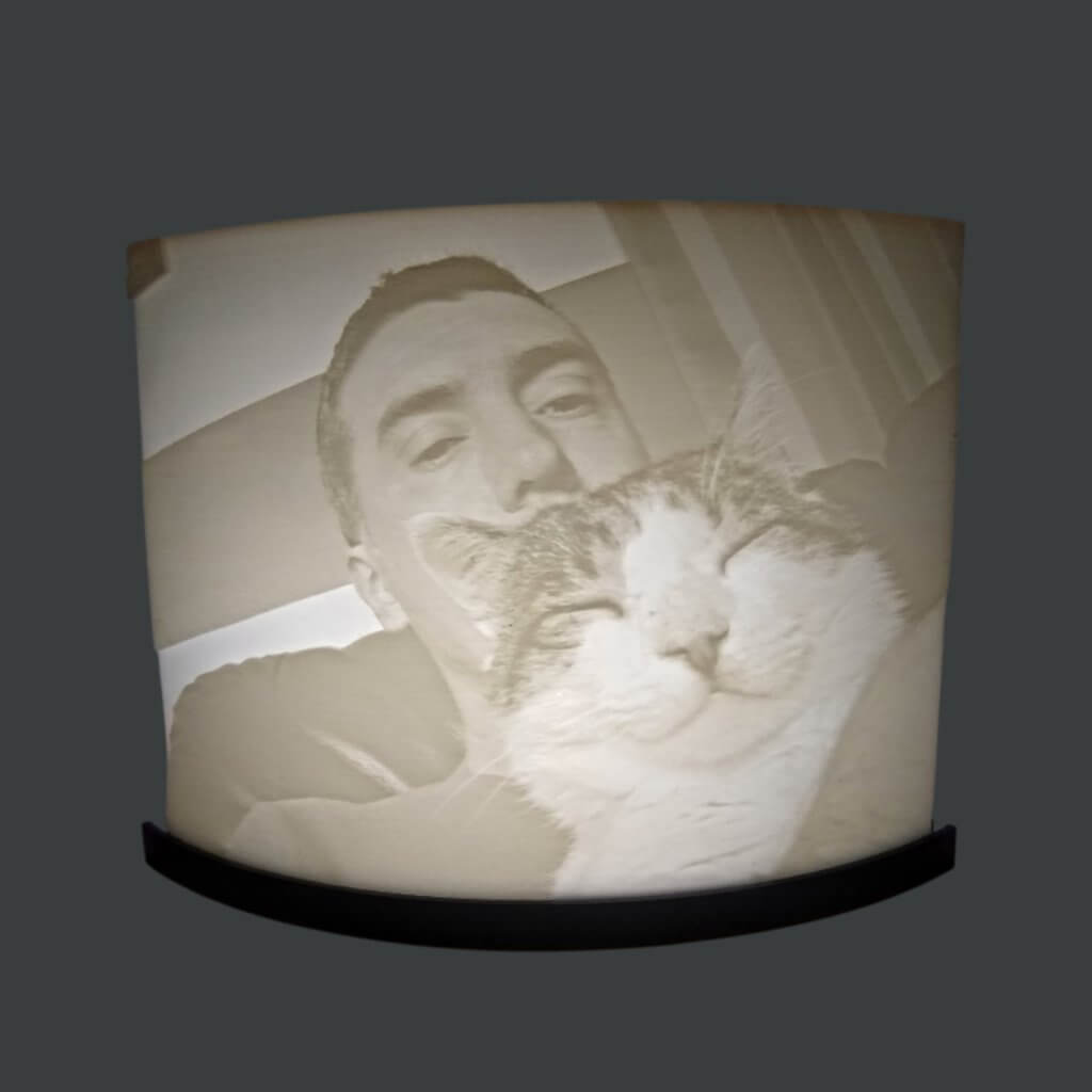 Lampe incurvée de 16 cm lithophanie d'un homme et son chat