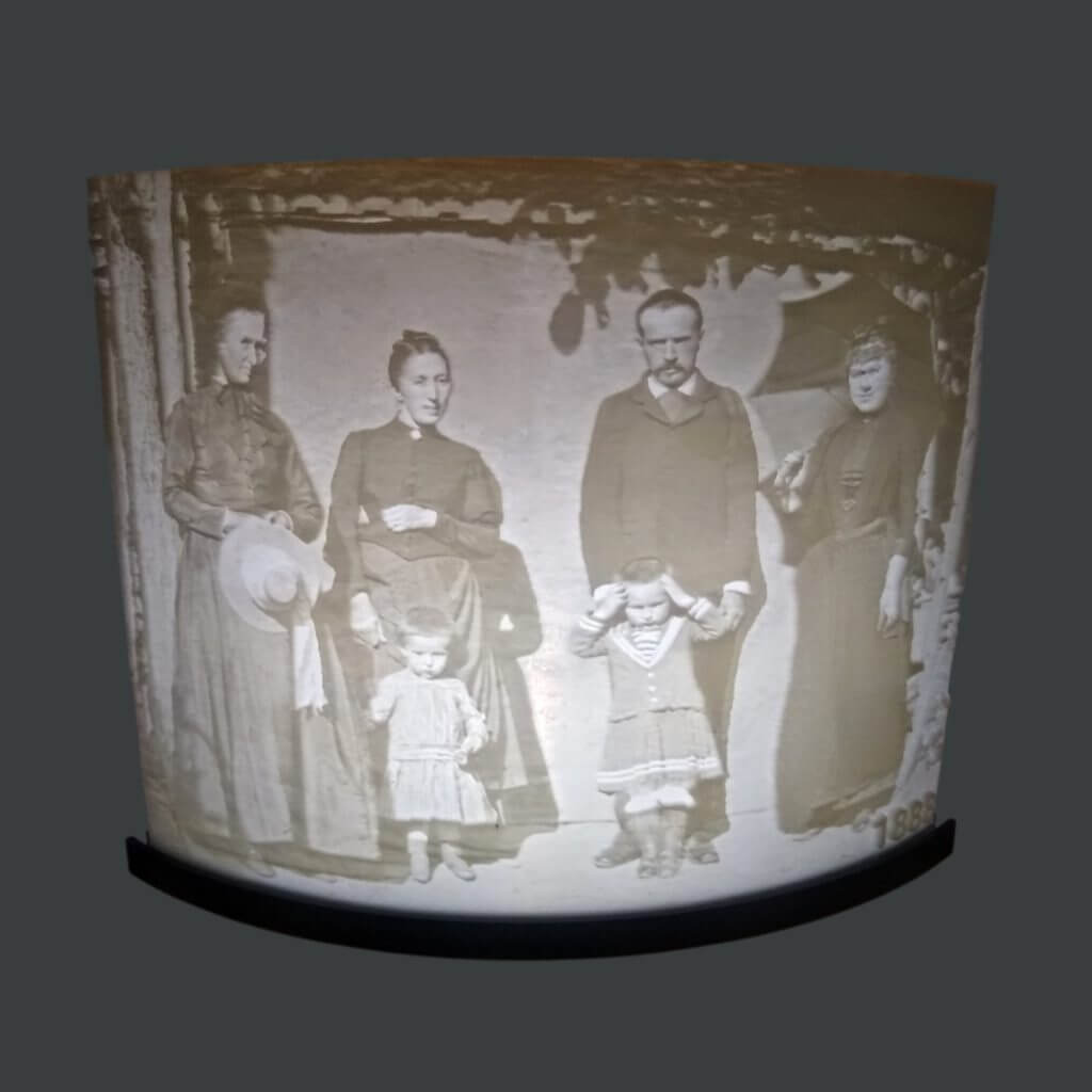 Lampe incurvée 20cm lithophanie d'une famille de l'année 1888 allumée