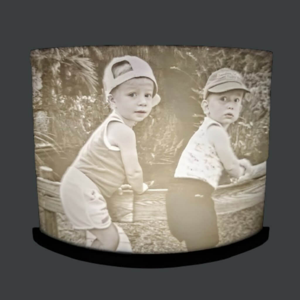 Lampe incurvée de 16 cm lithophanie de 2 petits garçons