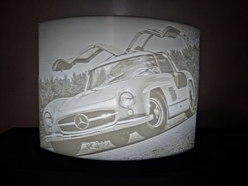 Lampe incurvée de 16 cm lithophanie d'une voiture aux portes papillon