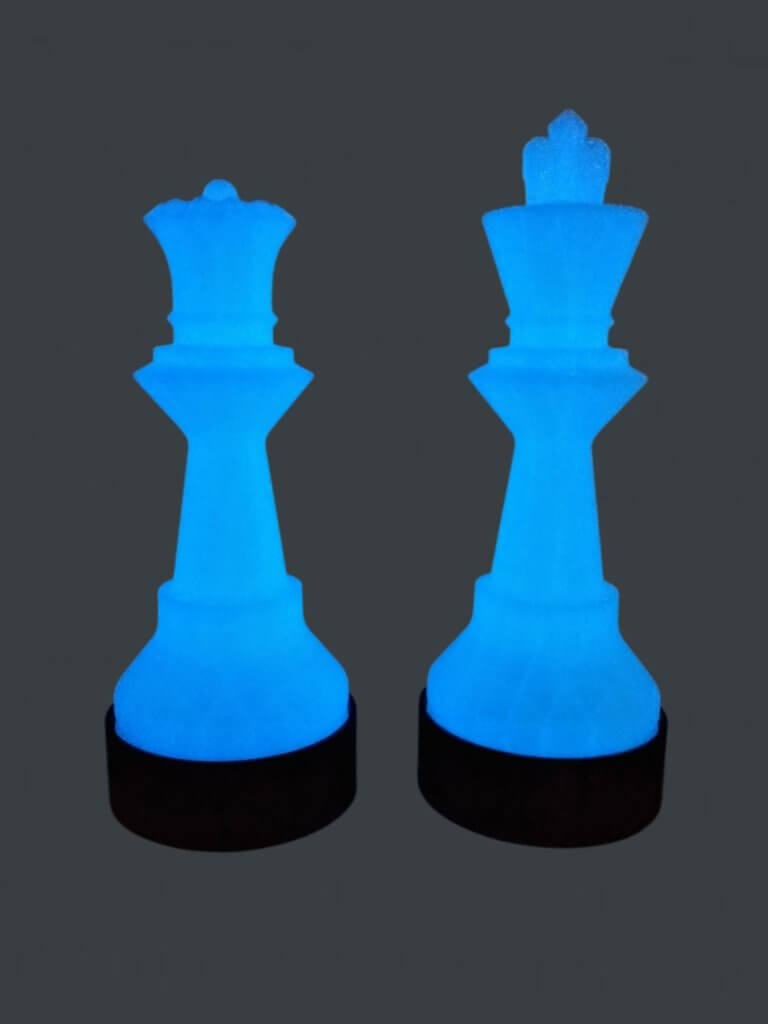 Lampes pièces d'échec du roi et de la reine avec un filament phosphorescent