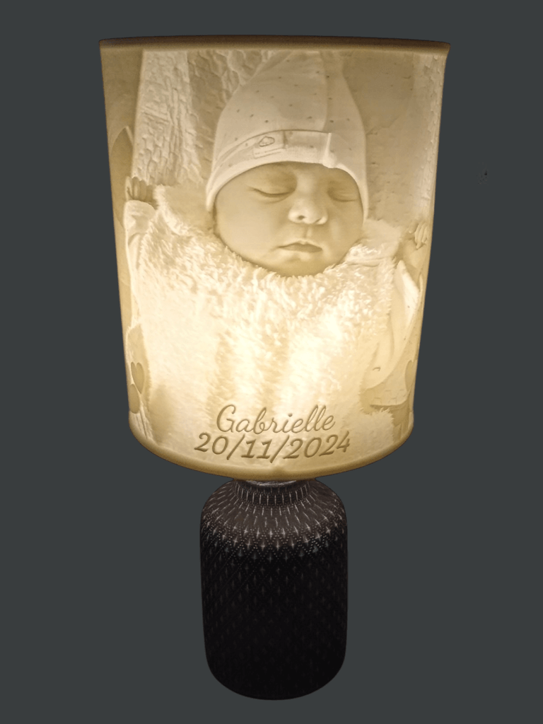 Lampe avec abat jour lithophanie d'un bébé personnalisé avec le prénom et la date de naissance