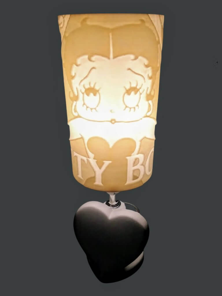 Lampe avec pied et abat jour lithophanie "Betty Boop"