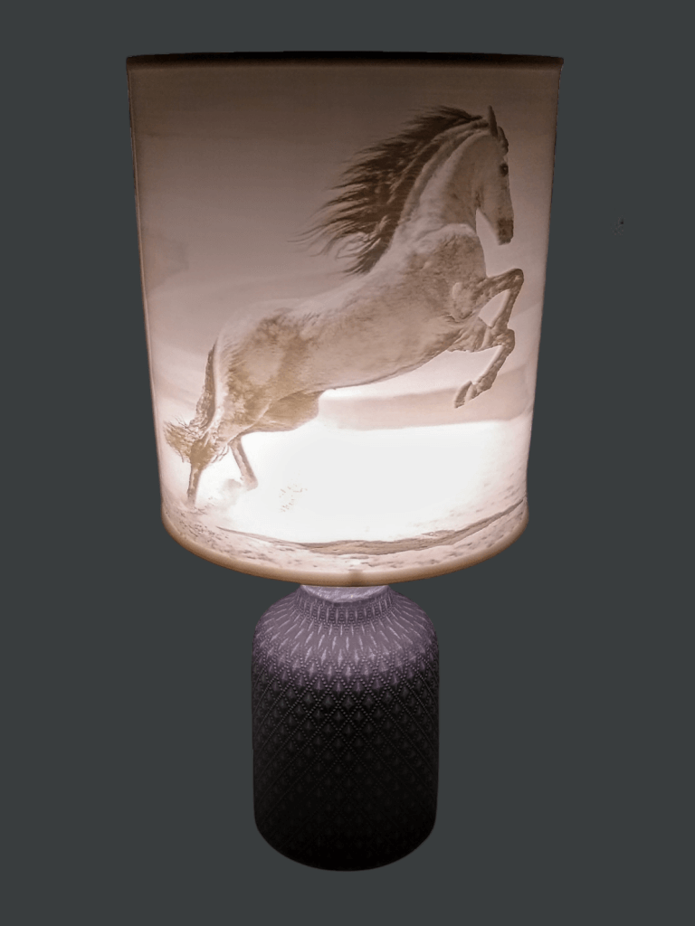 Lampe avec pied et abat jour lithophanie d'un cheval en saut