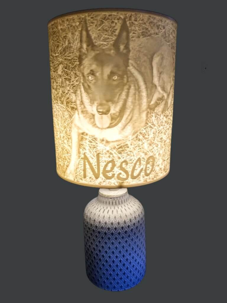 Lampe avec pied et abat jour lithophanie d'un chien nommé "Nesco"