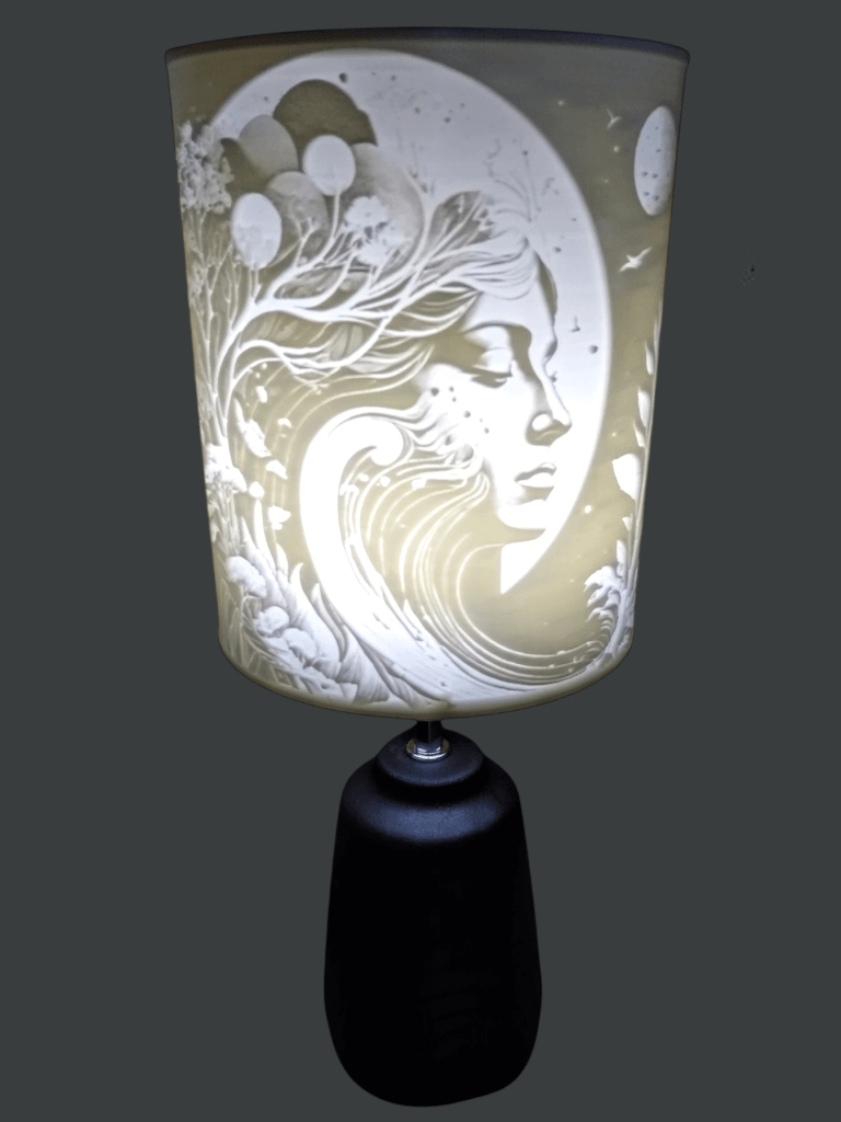 Lampe avec pied et abat jour lithophanie d'un visage d'une femme devant la lune avec des cheveux qui représentent une forêt