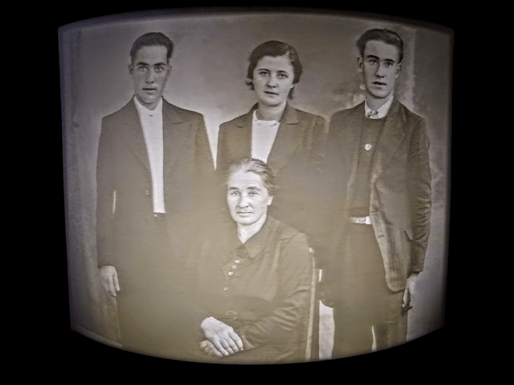 Lampe incurvée 20cm lithophanie d'une famille des années 1900