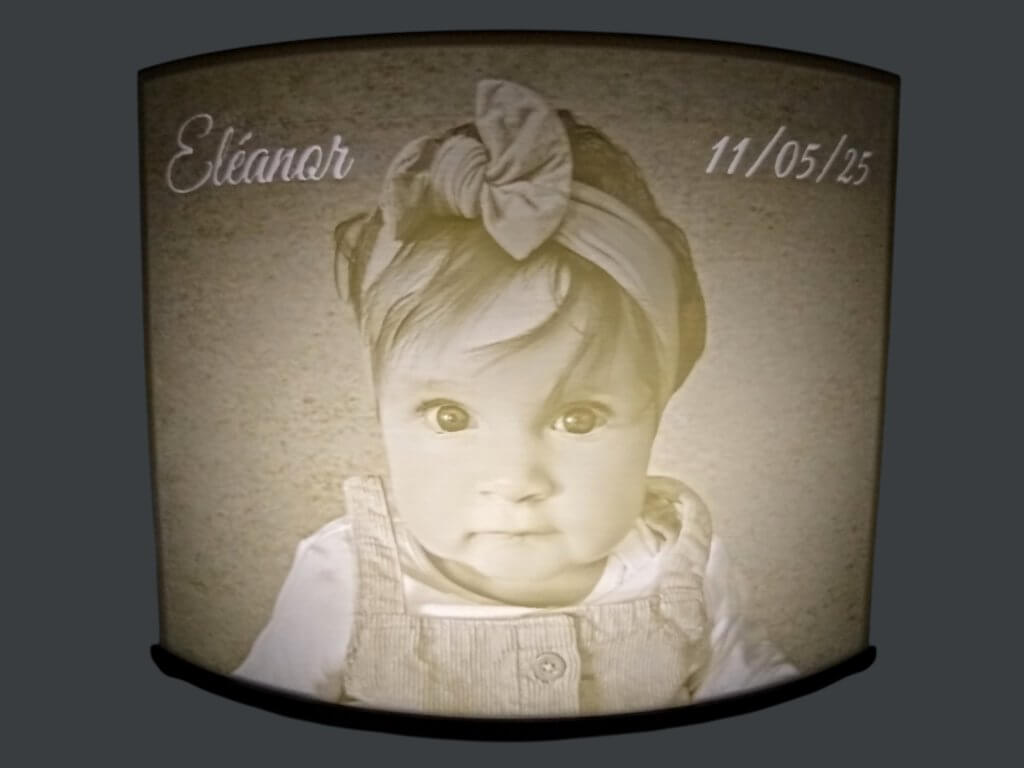 Lampe incurvée de 20 cm lithophanie d'une petite fille pour un baptême.