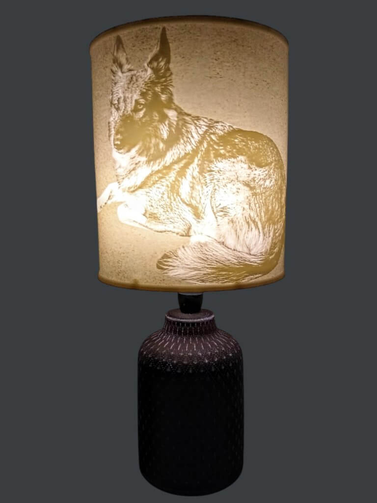 Lampe avec pied et abat jour lithophanie d'un chien