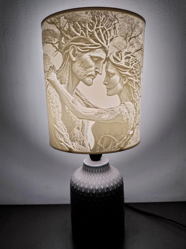 Lampe avec pied et abat jour lithophanie d'un couple représenté en arbres