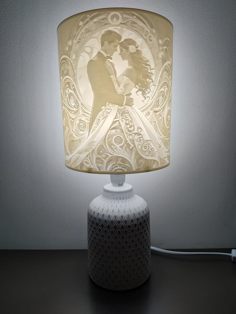 Lampe avec pied et abat jour lithophanie des mariés