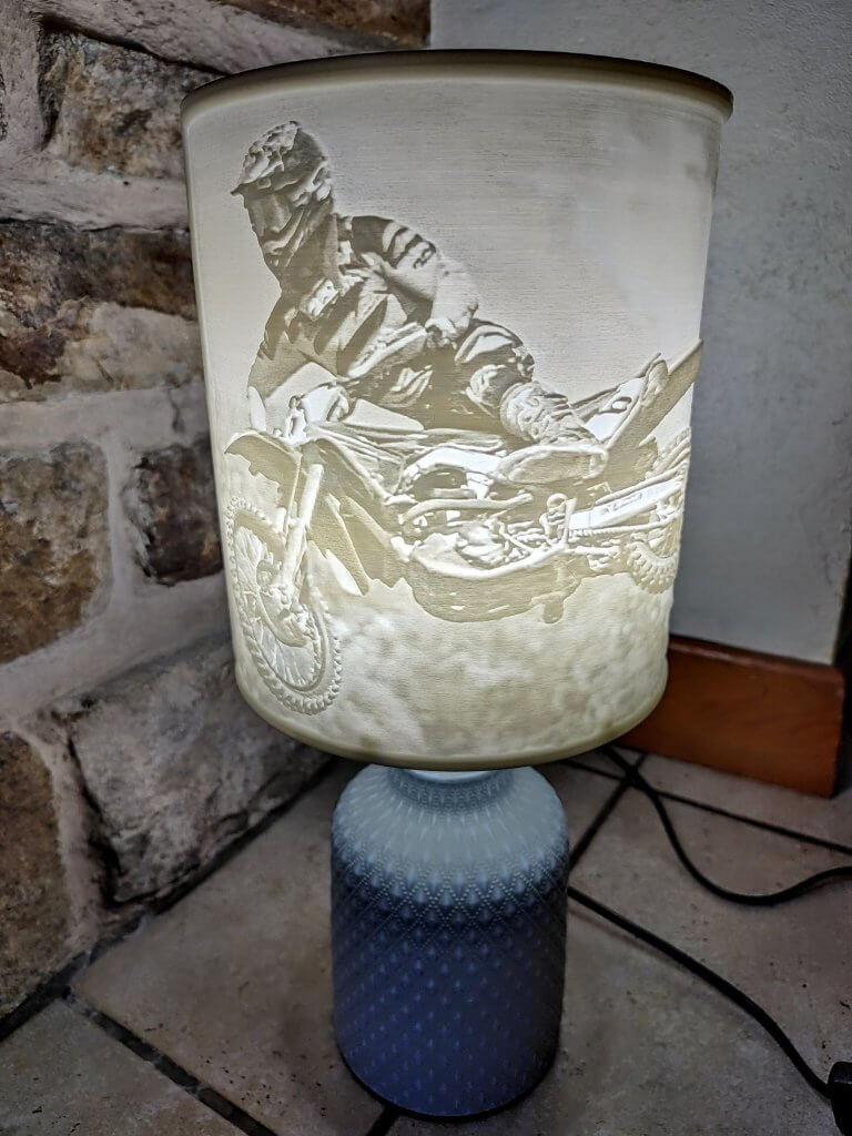 Lampe avec pied et abat jour lithophanie d'une motocross