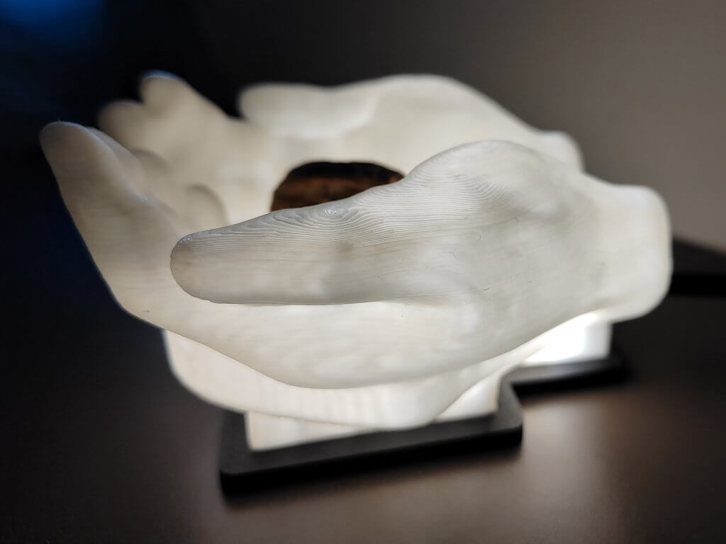 Lampe statuette vide-poche de 2 mains vue de profil