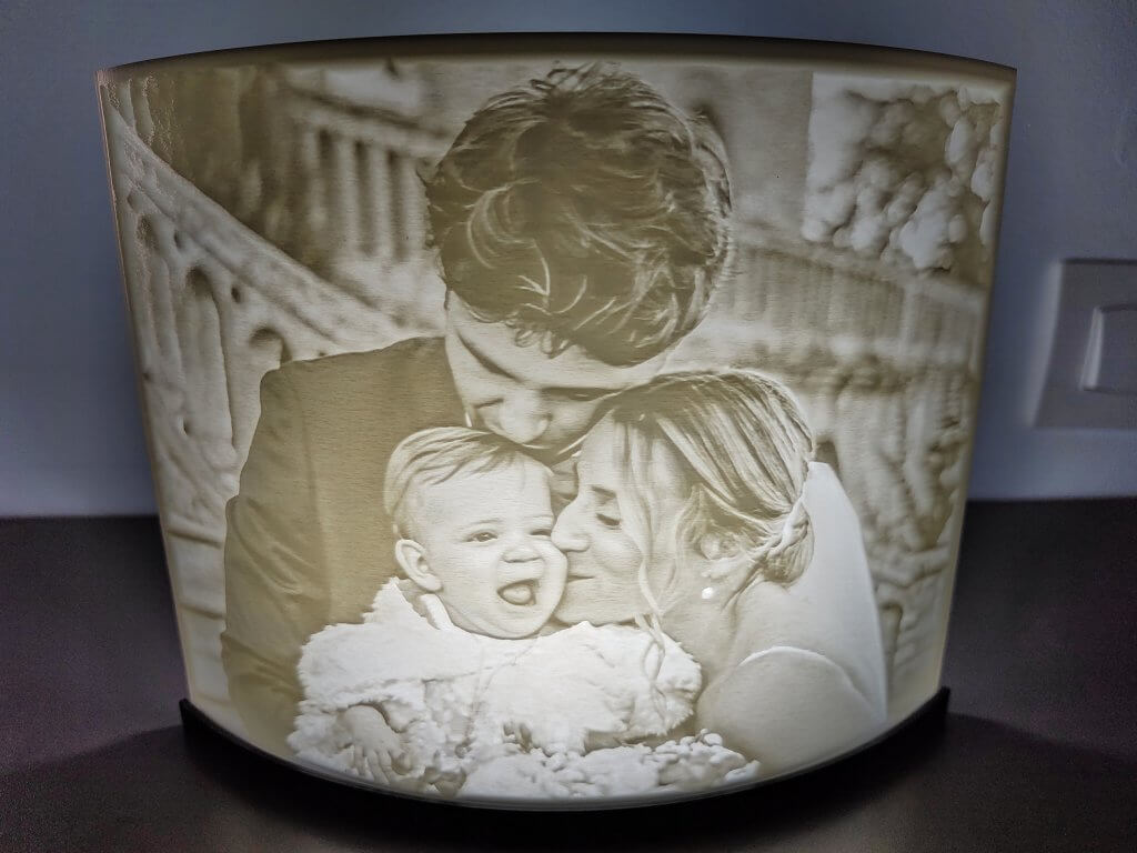 Lampe incurvée de 20 cm lithophanie de mariés et leur bébé