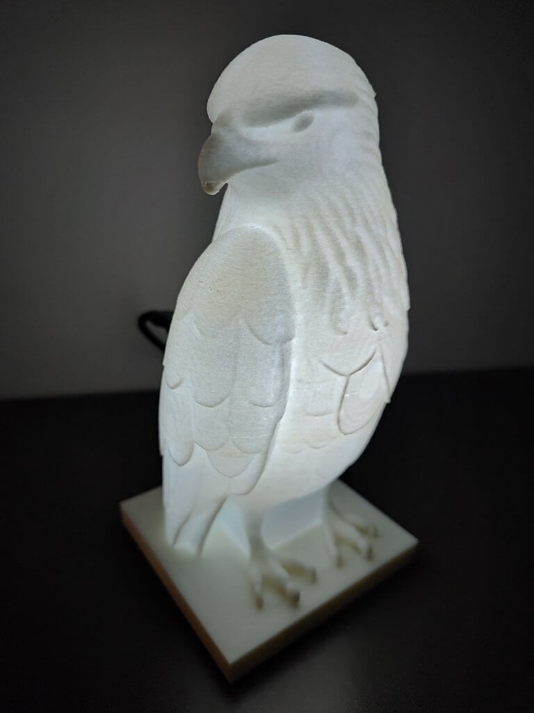 Lampe statuette allumée d'un Aigle vue de profil