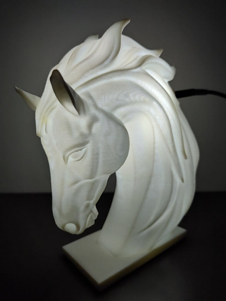 Lampe statuette allumée d'une tête d'un Cheval vue demi profil