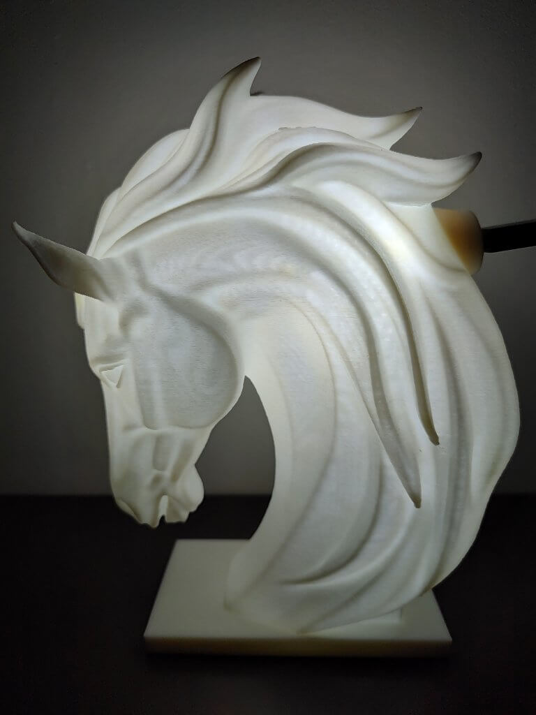 Lampe statuette allumée d'une tête d'un Cheval vue de profil