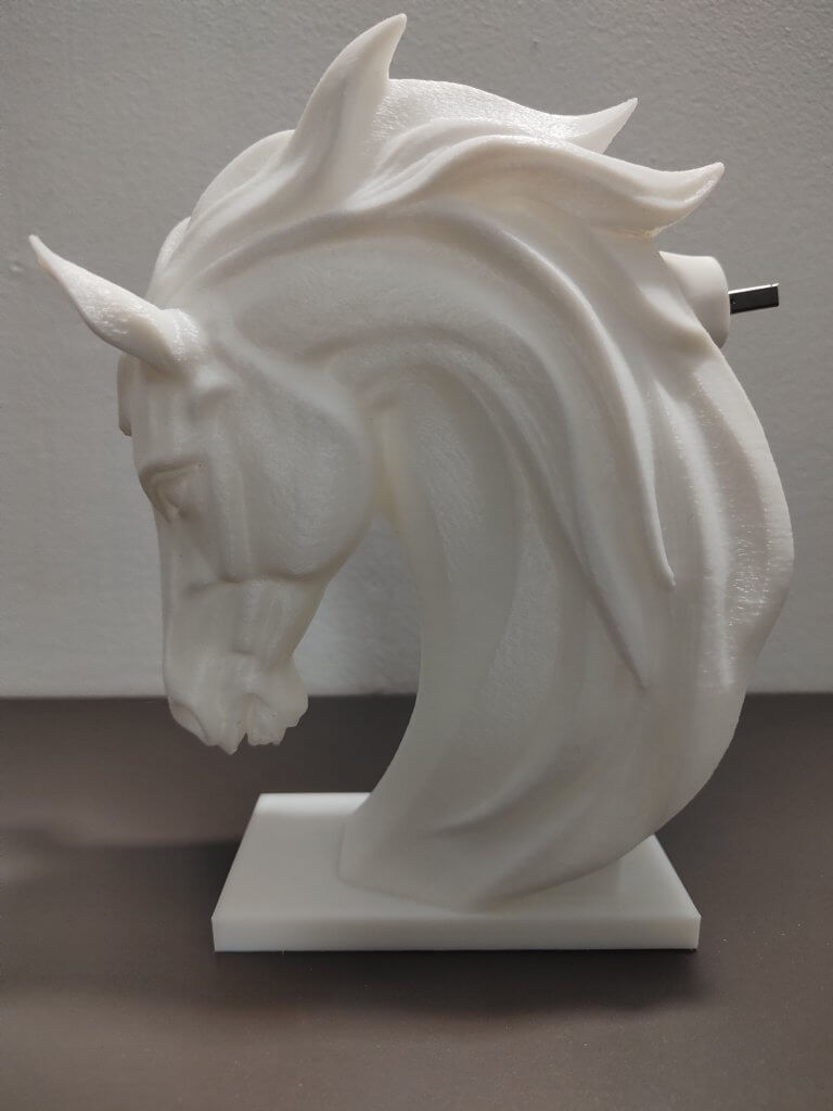 Lampe statuette éteinte d'une tête d'un Cheval vue de profil