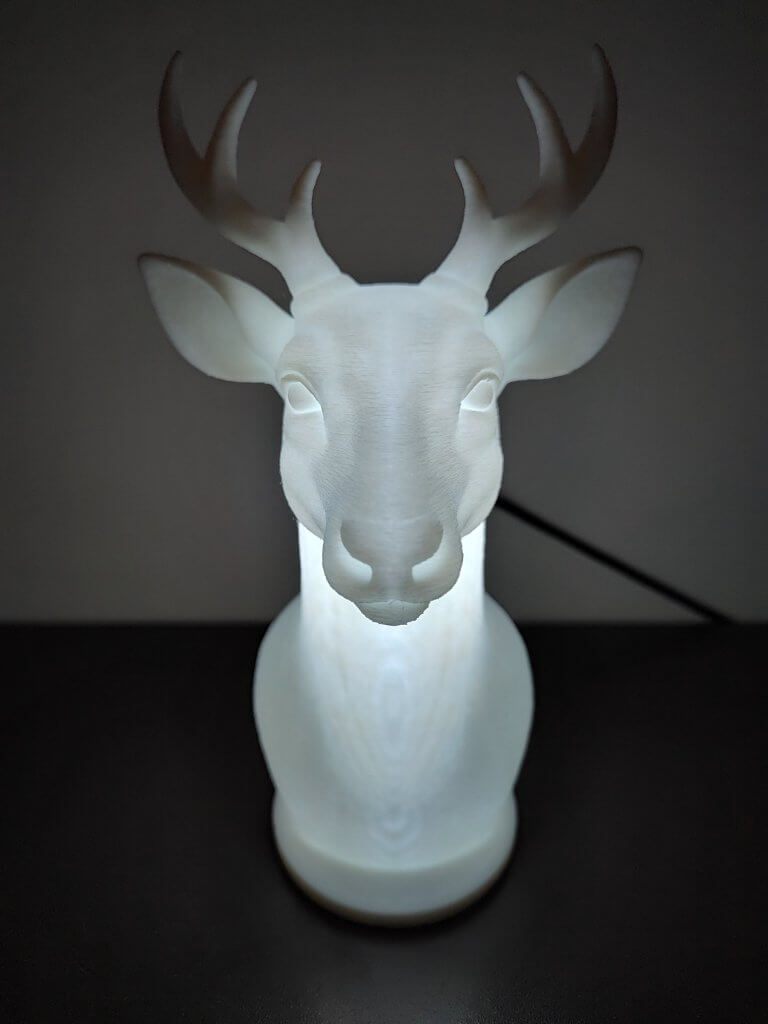Lampe statuette allumée d'une tête d'un Chevreuil vue de face