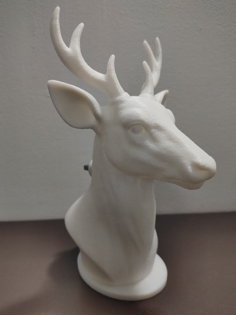 Lampe statuette éteinte d'une tête d'un Chevreuil vue de profil