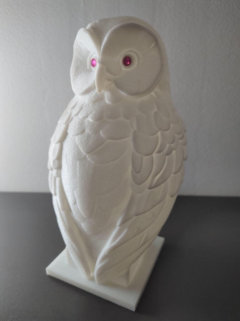 Lampe statuette éteinte d'une Chouette vue de profil