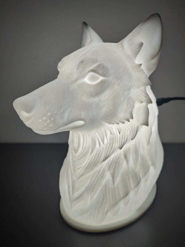 Lampe statuette allumée d'une tête d'un Loup vue demi profil