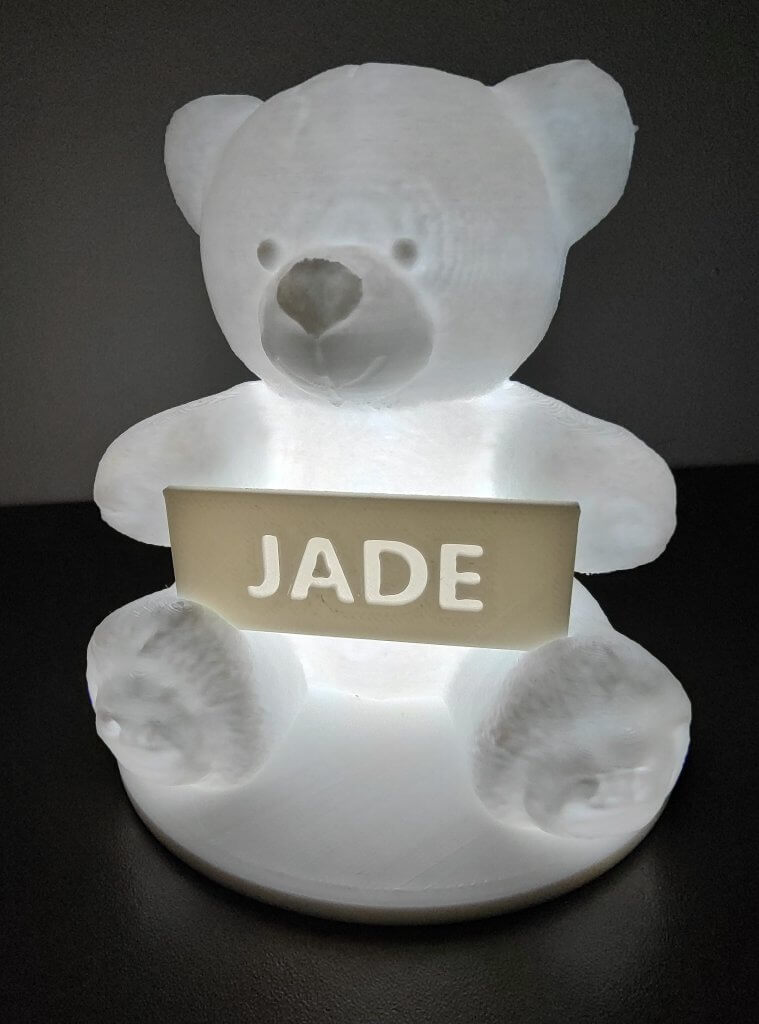 Lampe statuette d'un Ourson avec le prénom Jade personnalisé vue de face